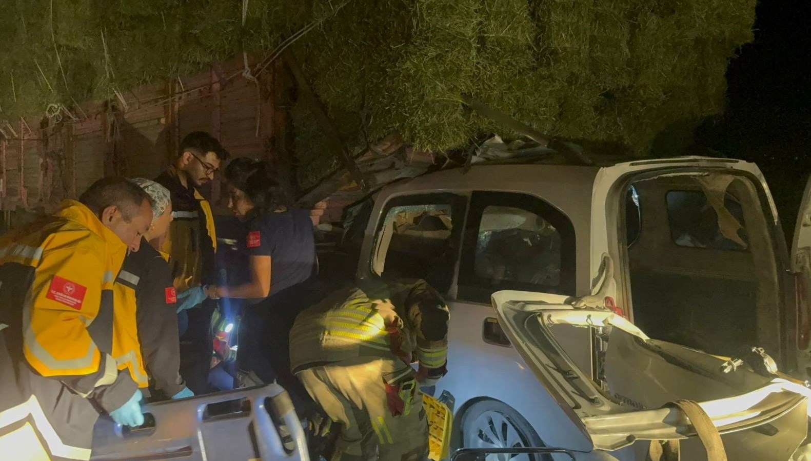 arac kamyonun altina girdi 2 olu 1 yarali mz3lpZfA