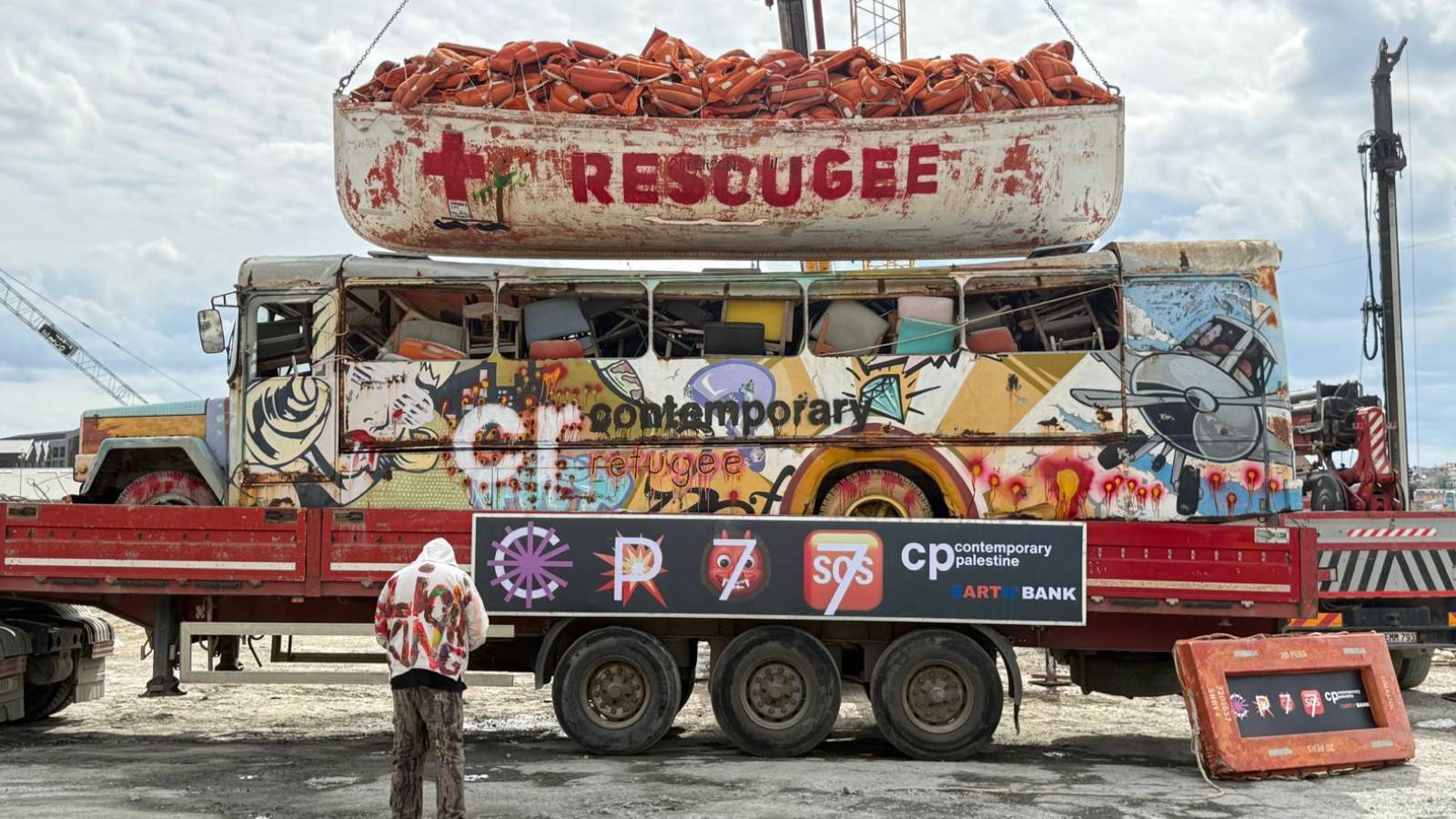 contemporary istanbulda kacak sokulan tir ve multeci botuyla filistin protestosu yapildi iste surpriz eylemden kareler kOgle736