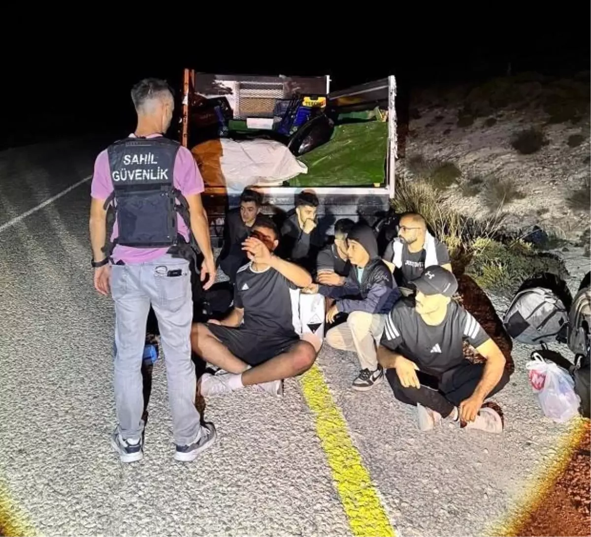 izmirde 102 duzensiz gocmen yakalandi hfQKF61L