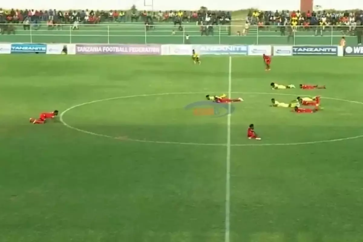 tum futbolcular yere yatti yesil sahalarda panik anlari LyeeZ4eZ