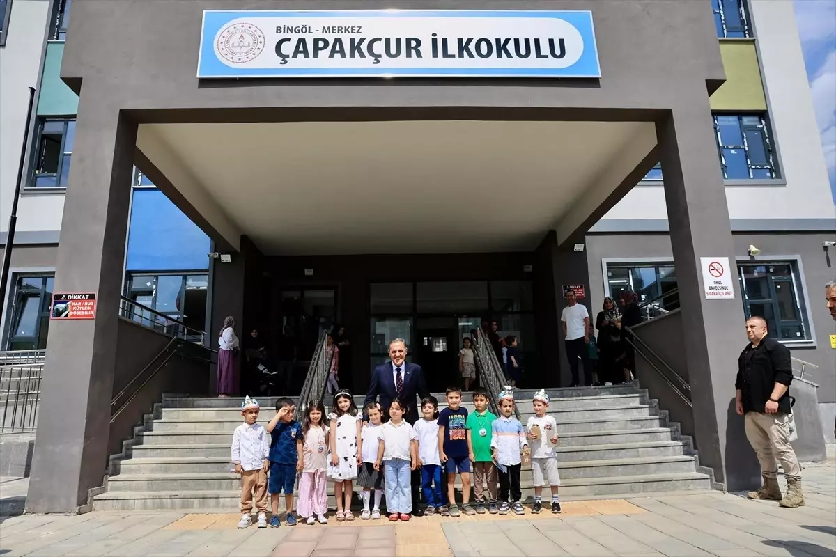 vali usta ogrencilerle bulustu kIjIj6WU