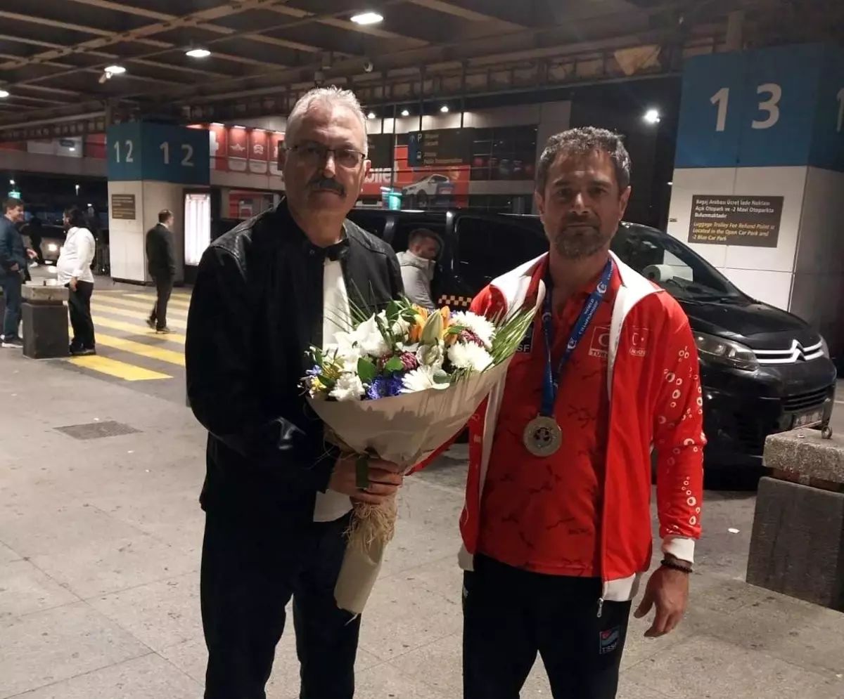 eskisehirli erkan balk ile milli takim dunya sampiyonu oldu BwNYmUM1.jpg