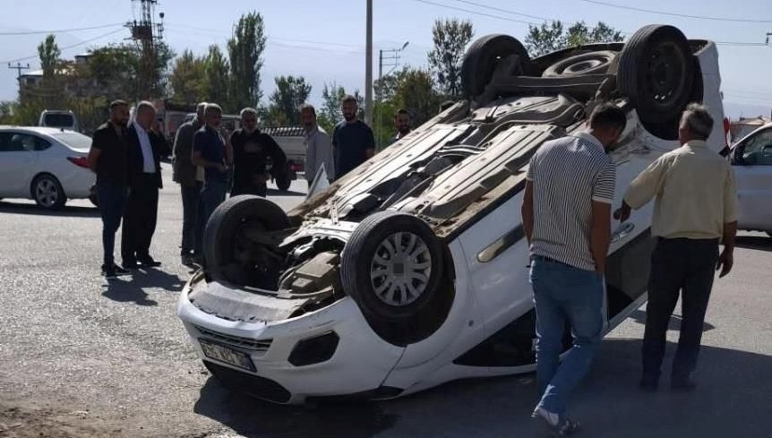 igdirda kaza araclardan biri ters dondu iki kisi yaralandi QJIBelXO