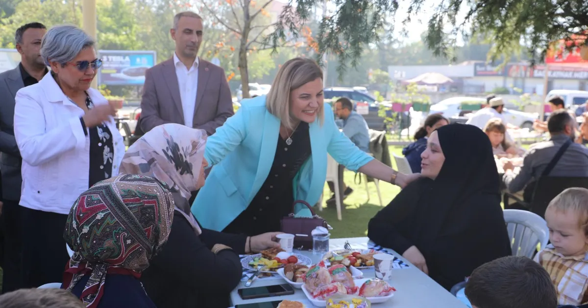 izmitte din gorevlileri aileleriyle agirlandi NWZlOxdz