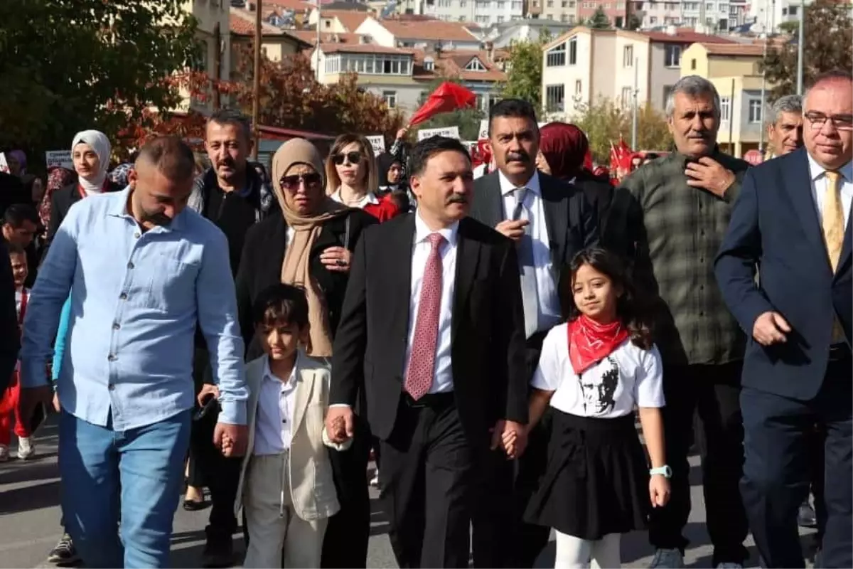 vali gokmen cicek anaokulu ogrencileriyle cumhuriyet coskusunu paylasti kdmpkXAB.jpg