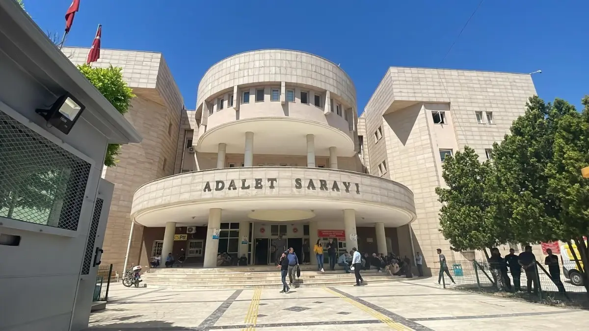 ilkokulda dehset temizlik gorevlisi minik mustafanin yuzunde sigara sondurdu bdRmUVec.jpg