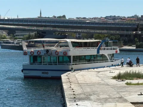Halicte tur teknesi kopruye carpti denize dusen personel araniyor kCzXGDzG