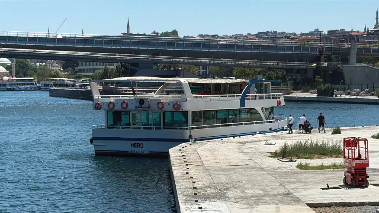 Haliç’te tur teknesi köprüye çarptı: Denize düşen personel aranıyor Halicte tur teknesi kopruye carpti denize dusen personel araniyor kCzXGDzG