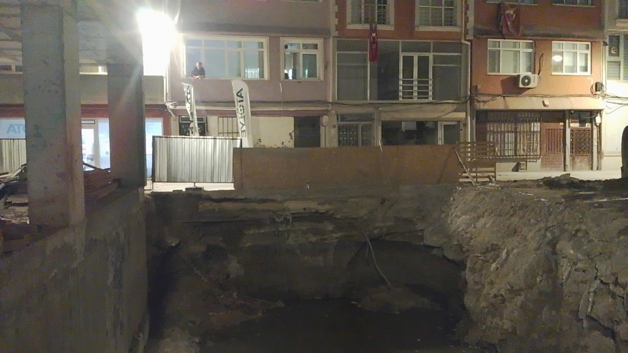 İnşaatın temeli bir anda kaydı: Koca sokak trafiğe kapatıldı